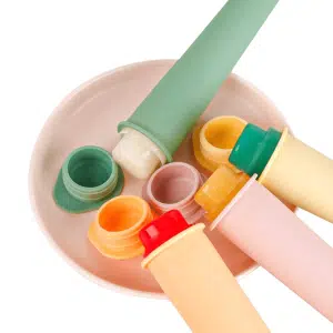 glace silicone 4 couleurs haakaa ute66 2 Rafraîchissez vos petits cet été avec nos moules à glace en silicone colorés ! Ils sont le moyen idéal de créer des glaces maison, saines et sans déchets, sans la contamination qui accompagne les moules à glace en plastique classiques.