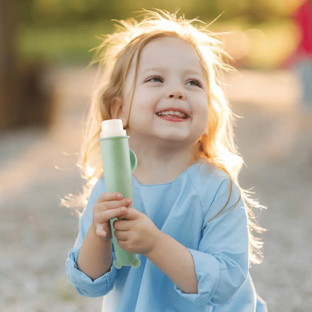 glace silicone 4 couleurs haakaa ute66 4 Rafraîchissez vos petits cet été avec nos moules à glace en silicone colorés ! Ils sont le moyen idéal de créer des glaces maison, saines et sans déchets, sans la contamination qui accompagne les moules à glace en plastique classiques.