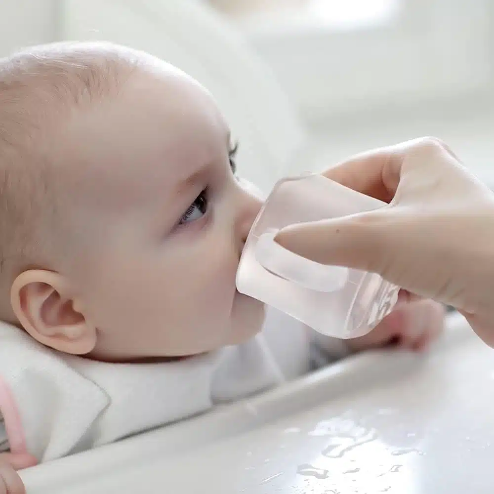 verre haakaa bebe verre haakaa bebe Aidez votre petit à faire la transition du biberon à la tasse avec la Tasse en Silicone Haakaa ! Le choix idéal pour les bébés qui apprennent à boire seuls. Dotée d'une capacité de 150 ml, cette tasse offre une prise en main facile et confortable. Facilitez cette étape importante du développement de votre bébé avec la tasse en silicone Haakaa. Commandez maintenant pour une transition en douceur et une expérience d'apprentissage plaisante pour votre petit explorateur.