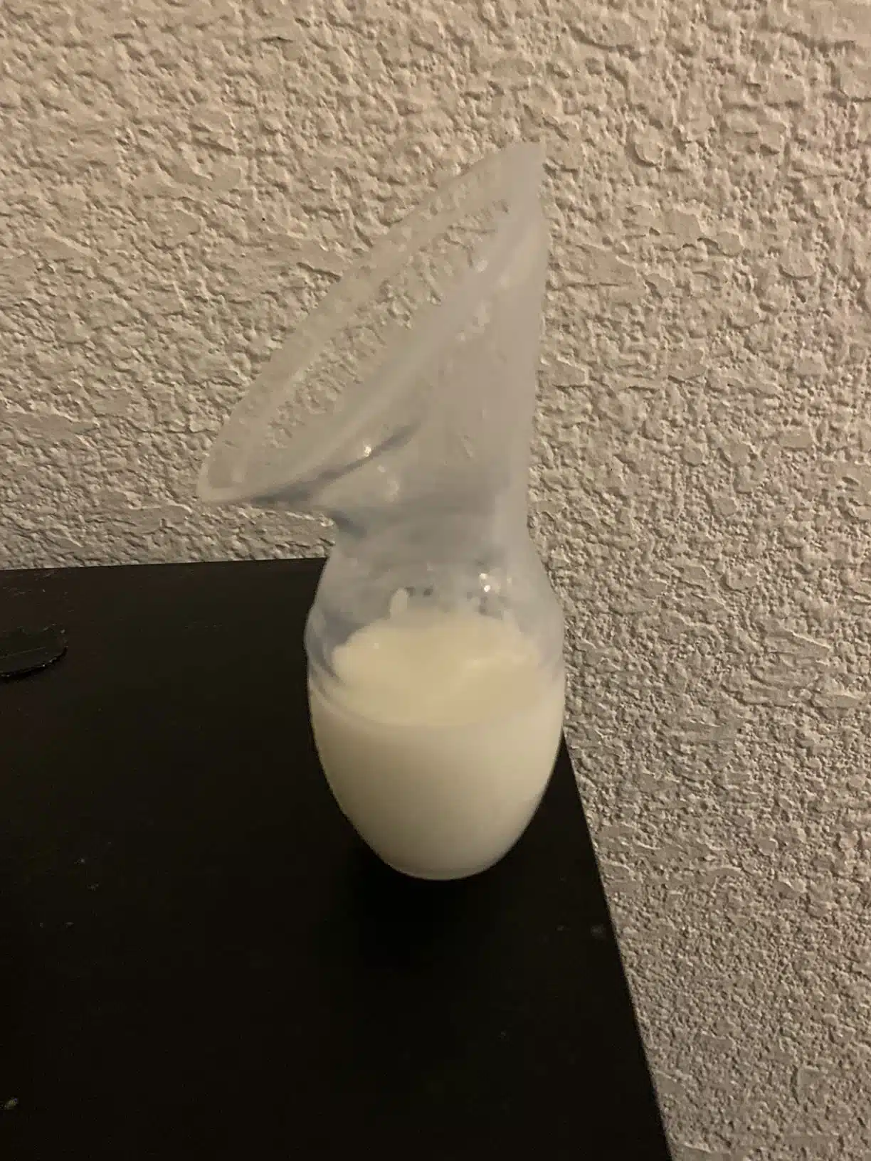 haakaa mhk162 recueil-lait gen1 (3) recueil-lait-gen1-mhk062-sur-une-table-avec-du-lait-maternel