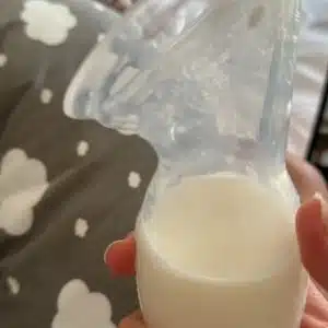 HAAKAA - Recueil-lait Ventouse - Gen1 - 100ml - Silicone - Allaitement - Lait Maternel 7 <strong>Recueillez naturellement chaque goutte de lait maternel, sans effort.</strong> <ul> <li>✔️ Aspiration douce et naturelle, sans moteur</li> <li>✔️ Silicone médical – sans BPA, PVC ni phtalates</li> <li>✔️ Idéal pendant l’allaitement ou après la tétée</li> <li>✔️ Léger, silencieux et facile à utiliser</li> </ul> 🍼 <strong>Approuvé par des milliers de mamans</strong> 🚚 <strong>Livraison rapide en France</strong> <strong>Un indispensable pour allaiter sereinement, au quotidien.</strong> recueil-lait-gen1-mhk062-dans-une-main