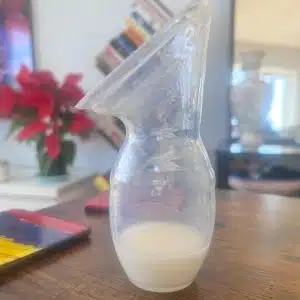 HAAKAA - Recueil-lait Ventouse - Gen1 - 100ml - Silicone - Allaitement - Lait Maternel 9 <strong>Recueillez naturellement chaque goutte de lait maternel, sans effort.</strong> <ul> <li>✔️ Aspiration douce et naturelle, sans moteur</li> <li>✔️ Silicone médical – sans BPA, PVC ni phtalates</li> <li>✔️ Idéal pendant l’allaitement ou après la tétée</li> <li>✔️ Léger, silencieux et facile à utiliser</li> </ul> 🍼 <strong>Approuvé par des milliers de mamans</strong> 🚚 <strong>Livraison rapide en France</strong> <strong>Un indispensable pour allaiter sereinement, au quotidien.</strong> recueil-lait-gen1-mhk062-dans-la-cuisine-rempli-de-lait-maternel