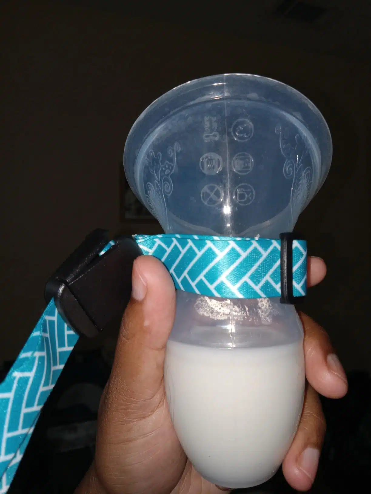 haakaa mhk162 recueil-lait gen1 (7) recueil-lait-gen1-mhk062-dans-une-main
