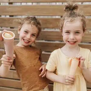 Contenant Silicone pour faire des glaces Haakaa (4 glaces) 6 Rafraîchissez vos petits cet été avec nos moules à glace en silicone colorés ! Ils sont le moyen idéal de créer des glaces maison, saines et sans déchets, sans la contamination qui accompagne les moules à glace en plastique classiques. IcePopMould1 7369a9be 4f24 4da3 9202 8e9f1bf7568c 500x 1 Rafraîchissez vos petits cet été avec nos moules à glace en silicone colorés ! Ils sont le moyen idéal de créer des glaces maison, saines et sans déchets, sans la contamination qui accompagne les moules à glace en plastique classiques.