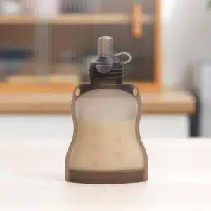 Embout Verseur + paille pour sachets Haakaa 5 Vous voulez transformer votre sachet en sachet où les enfants pourront boire directement leur compote? Avec l'embout verseur, cela est désormais possible. bec verseur sachet 4