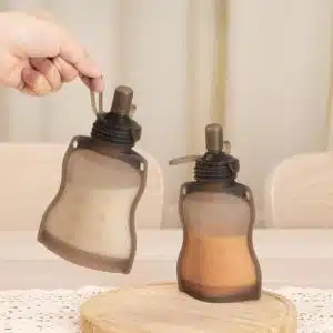 Embout Verseur + paille pour sachets Haakaa 6 Vous voulez transformer votre sachet en sachet où les enfants pourront boire directement leur compote? Avec l'embout verseur, cela est désormais possible. bec verseur sachet 5