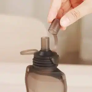 Embout Verseur + paille pour sachets Haakaa 2 Vous voulez transformer votre sachet en sachet où les enfants pourront boire directement leur compote? Avec l'embout verseur, cela est désormais possible. bec verseur sachet