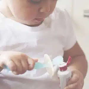 brosse a dent enfant haakaa silicone photo bebe Offrez un soulagement doux aux enfants avec des dents en croissance grâce à nos brosses en silicone. Soulage même les molaires difficiles.