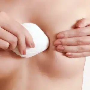 Massage Mammaire Allaitement - forme coquillage 5 La Coquille de massage Haakaa soutient toutes les mamans pendant l'aventure de l'allaitement et/ou lors de l'extraction du lait. Il améliore le débit de lait, permet un réflexe d'éjection plus rapide et une extraction plus efficace du lait maternel. Il permet notamment de déboucher les conduits obstrués pour prévenir les mastites et soulager les seins sensibles. haakaa borstmassage schelp 3