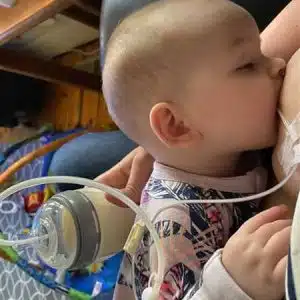 haakaa feeding tube set1 1 De nombreuses mamans et leurs bébés ont des problèmes d'alimentation, notamment des problèmes de prise du sein, une faible production de lait, ou peut-être des petits qui ont besoin d'un peu plus de nourriture ou d'aide pour apprendre à se nourrir. Voici le Dispositif d'Aide à la Lactation de Haakaa.