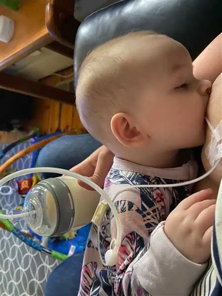 haakaa feeding tube set1 1 De nombreuses mamans et leurs bébés ont des problèmes d'alimentation, notamment des problèmes de prise du sein, une faible production de lait, ou peut-être des petits qui ont besoin d'un peu plus de nourriture ou d'aide pour apprendre à se nourrir. Voici le Dispositif d'Aide à la Lactation de Haakaa.