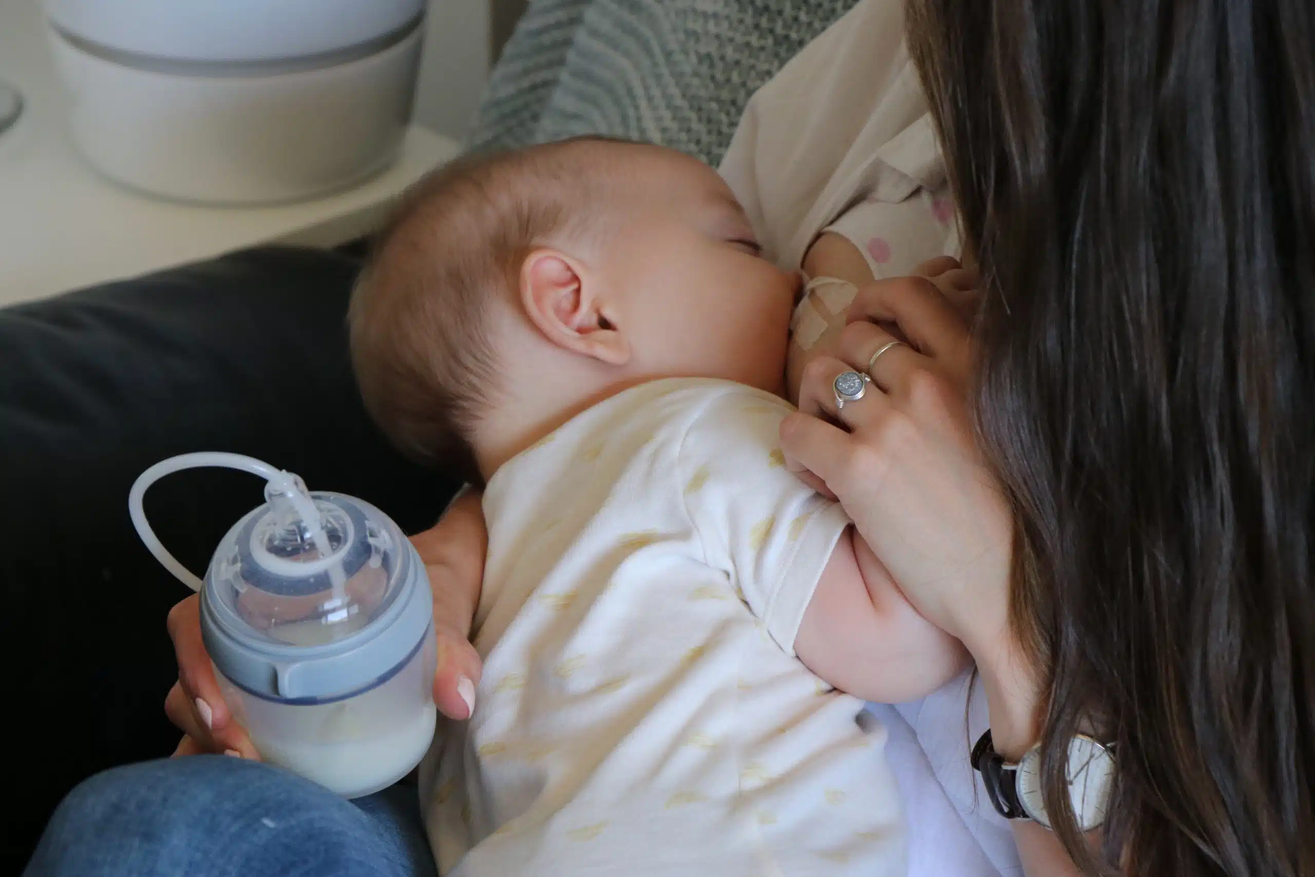 haakaa feeding tube set3 scaled 2 De nombreuses mamans et leurs bébés ont des problèmes d'alimentation, notamment des problèmes de prise du sein, une faible production de lait, ou peut-être des petits qui ont besoin d'un peu plus de nourriture ou d'aide pour apprendre à se nourrir. Voici le Dispositif d'Aide à la Lactation de Haakaa.