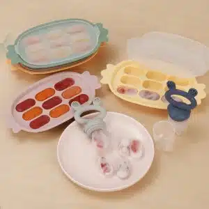 Moule Glaces Grignoteur Haakaa vert 7 Ce moule à glace en silicone de Haakaa est un moyen simple et amusant de servir des repas et des collations aux petits indépendants qui apprennent à s’alimenter seuls ou qui aiment que leurs aliments soient séparés ! Vous pouvez également l’utiliser comme moule pour préparer des friandises faciles à saisir pour les petites mains ou des portions de lait maternel congelé de taille parfaite pour le grignoteur Haakaa. haakaa moule glace grignoteur 1