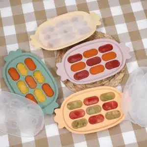 Moule Glaces Grignoteur Haakaa vert 3 Ce moule à glace en silicone de Haakaa est un moyen simple et amusant de servir des repas et des collations aux petits indépendants qui apprennent à s’alimenter seuls ou qui aiment que leurs aliments soient séparés ! Vous pouvez également l’utiliser comme moule pour préparer des friandises faciles à saisir pour les petites mains ou des portions de lait maternel congelé de taille parfaite pour le grignoteur Haakaa. haakaa moule glace grignoteur 4