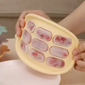 Moule Glaces Grignoteur Haakaa vert 4 Ce moule à glace en silicone de Haakaa est un moyen simple et amusant de servir des repas et des collations aux petits indépendants qui apprennent à s’alimenter seuls ou qui aiment que leurs aliments soient séparés ! Vous pouvez également l’utiliser comme moule pour préparer des friandises faciles à saisir pour les petites mains ou des portions de lait maternel congelé de taille parfaite pour le grignoteur Haakaa. haakaa moule glace grignoteur 5