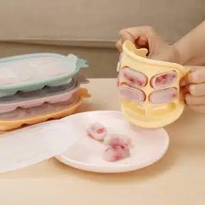 Moule Glaces Grignoteur Haakaa vert 5 Ce moule à glace en silicone de Haakaa est un moyen simple et amusant de servir des repas et des collations aux petits indépendants qui apprennent à s’alimenter seuls ou qui aiment que leurs aliments soient séparés ! Vous pouvez également l’utiliser comme moule pour préparer des friandises faciles à saisir pour les petites mains ou des portions de lait maternel congelé de taille parfaite pour le grignoteur Haakaa. haakaa moule glace grignoteur 6