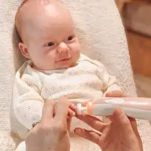 Kit de Soins Ongles Bébé Haakaa 5 Le kit de soin des ongles Haakaa Bébé vous permet de limer les ongles de votre bébé en toute sécurité, sans avoir besoin de ciseaux ou de coupe-ongles pointus ! Notre petit gadget élimine le risque d'entailler la peau de votre enfant pour transformer ces séances de coupe d'ongles effrayantes en moments de complicité de qualité. Offrez à votre bébé des ongles soignés en toute facilité. Commandez maintenant pour une solution sûre et sans stress pour le soin des ongles de votre petit. kit de soin ongles bebe haakaa 1