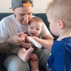 Kit de Soins Ongles Bébé Haakaa 4 Le kit de soin des ongles Haakaa Bébé vous permet de limer les ongles de votre bébé en toute sécurité, sans avoir besoin de ciseaux ou de coupe-ongles pointus ! Notre petit gadget élimine le risque d'entailler la peau de votre enfant pour transformer ces séances de coupe d'ongles effrayantes en moments de complicité de qualité. Offrez à votre bébé des ongles soignés en toute facilité. Commandez maintenant pour une solution sûre et sans stress pour le soin des ongles de votre petit. kit de soin ongles bebe haakaa 2