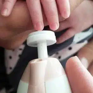 Kit de Soins Ongles Bébé Haakaa 6 Le kit de soin des ongles Haakaa Bébé vous permet de limer les ongles de votre bébé en toute sécurité, sans avoir besoin de ciseaux ou de coupe-ongles pointus ! Notre petit gadget élimine le risque d'entailler la peau de votre enfant pour transformer ces séances de coupe d'ongles effrayantes en moments de complicité de qualité. Offrez à votre bébé des ongles soignés en toute facilité. Commandez maintenant pour une solution sûre et sans stress pour le soin des ongles de votre petit. kit de soin ongles bebe haakaa
