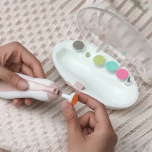 Kit remplacement lime ongle 3 Facilitez le soin des ongles de votre tout-petit avec nos recharges d'embouts pour Ensemble de Soin des Ongles, spécialement conçues pour répondre aux besoins changeants de chaque étape de croissance. Offrez une précision adaptée à chaque stade pour prendre soin des petites mains de votre bébé. Simplifiez le processus de soin des ongles avec nos recharges de qualité. Commandez maintenant pour une manucure sûre et précise. kit remplacement soin ongle SGE005 A Facilitez le soin des ongles de votre tout-petit avec nos recharges d'embouts pour Ensemble de Soin des Ongles, spécialement conçues pour répondre aux besoins changeants de chaque étape de croissance. Offrez une précision adaptée à chaque stade pour prendre soin des petites mains de votre bébé. Simplifiez le processus de soin des ongles avec nos recharges de qualité. Commandez maintenant pour une manucure sûre et précise.