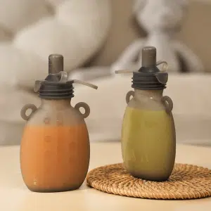 MHK162 Happii Bear Silicone Goody Pouch 170 ml rouge et vert <div class="avatar-gutter ng-tns-c1442091393-159 ng-star-inserted"> <div class="resize-observable"><strong>Nouveau Design adorable en forme d'ours</strong> et <strong>Nettoyage facile</strong> grâce au silicone souple et durable.</div> <div></div> <div class="resize-observable"><strong>Quatre avantages clés:</strong></div> </div> <div class="response-container-content ng-tns-c1442091393-159"> <div class="response-content ng-tns-c1442091393-159 ng-animate-disabled"> <div class="markdown markdown-main-panel" dir="ltr"> <ol data-sourcepos="5:1-9:0"> <li data-sourcepos="5:1-5:59">Embout à débit variable pour un contrôle précis du flux.</li> <li data-sourcepos="6:1-6:63">Couvercle anti-fuites pour une utilisation sûre et pratique.</li> <li data-sourcepos="7:1-7:84">Silicone doux et respectueux de l'environnement pour une utilisation sans soucis.</li> <li data-sourcepos="8:1-9:0">Conserve les aliments chauds ou froids (-20°C à 230°C).</li> </ol> <p data-sourcepos="10:1-10:322"><strong>Matériaux sûrs:</strong> silicone de qualité alimentaire, sans toxines ni microplastiques. <strong>Facile à utiliser:</strong> large ouverture pour un remplissage aisé, autonome debout. <strong>Parfait pour les collations faits maison:</strong> compotes, yaourts, smoothies, aliments pour bébés. <strong>Idéal pour les déplacements:</strong> école, activités en plein air</p> </div> </div> </div>