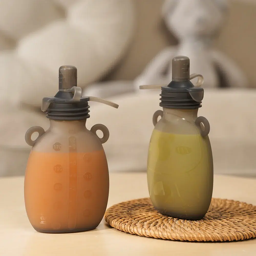 MHK162 Happii Bear Silicone Goody Pouch 170 ml rouge et vert <div class="avatar-gutter ng-tns-c1442091393-159 ng-star-inserted"> <div class="resize-observable"><strong>Nouveau Design adorable en forme d'ours</strong> et <strong>Nettoyage facile</strong> grâce au silicone souple et durable.</div> <div></div> <div class="resize-observable"><strong>Quatre avantages clés:</strong></div> </div> <div class="response-container-content ng-tns-c1442091393-159"> <div class="response-content ng-tns-c1442091393-159 ng-animate-disabled"> <div class="markdown markdown-main-panel" dir="ltr"> <ol data-sourcepos="5:1-9:0"> <li data-sourcepos="5:1-5:59">Embout à débit variable pour un contrôle précis du flux.</li> <li data-sourcepos="6:1-6:63">Couvercle anti-fuites pour une utilisation sûre et pratique.</li> <li data-sourcepos="7:1-7:84">Silicone doux et respectueux de l'environnement pour une utilisation sans soucis.</li> <li data-sourcepos="8:1-9:0">Conserve les aliments chauds ou froids (-20°C à 230°C).</li> </ol> <p data-sourcepos="10:1-10:322"><strong>Matériaux sûrs:</strong> silicone de qualité alimentaire, sans toxines ni microplastiques. <strong>Facile à utiliser:</strong> large ouverture pour un remplissage aisé, autonome debout. <strong>Parfait pour les collations faits maison:</strong> compotes, yaourts, smoothies, aliments pour bébés. <strong>Idéal pour les déplacements:</strong> école, activités en plein air</p> </div> </div> </div>