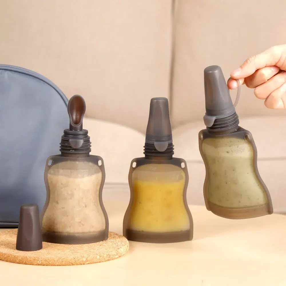 sachet cuillere haakaa MHK154 2 Nous sommes ravis de vous présenter notre sachet en silicone avec sa cuillère Haakaa, une solution innovante et pratique pour nourrir votre bébé où que vous soyez.