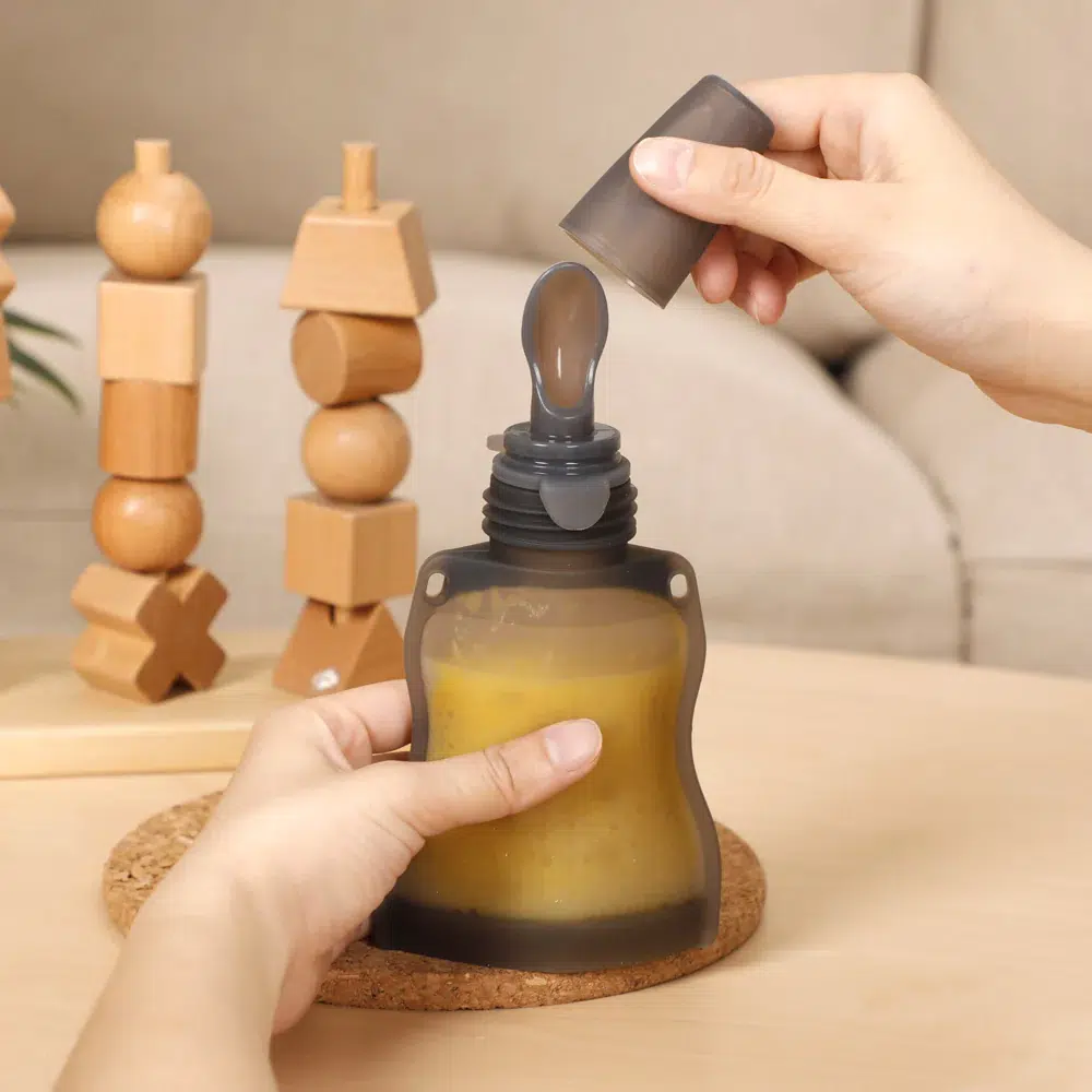 sachet cuillere haakaa MHK154 4 Nous sommes ravis de vous présenter notre sachet en silicone avec sa cuillère Haakaa, une solution innovante et pratique pour nourrir votre bébé où que vous soyez.