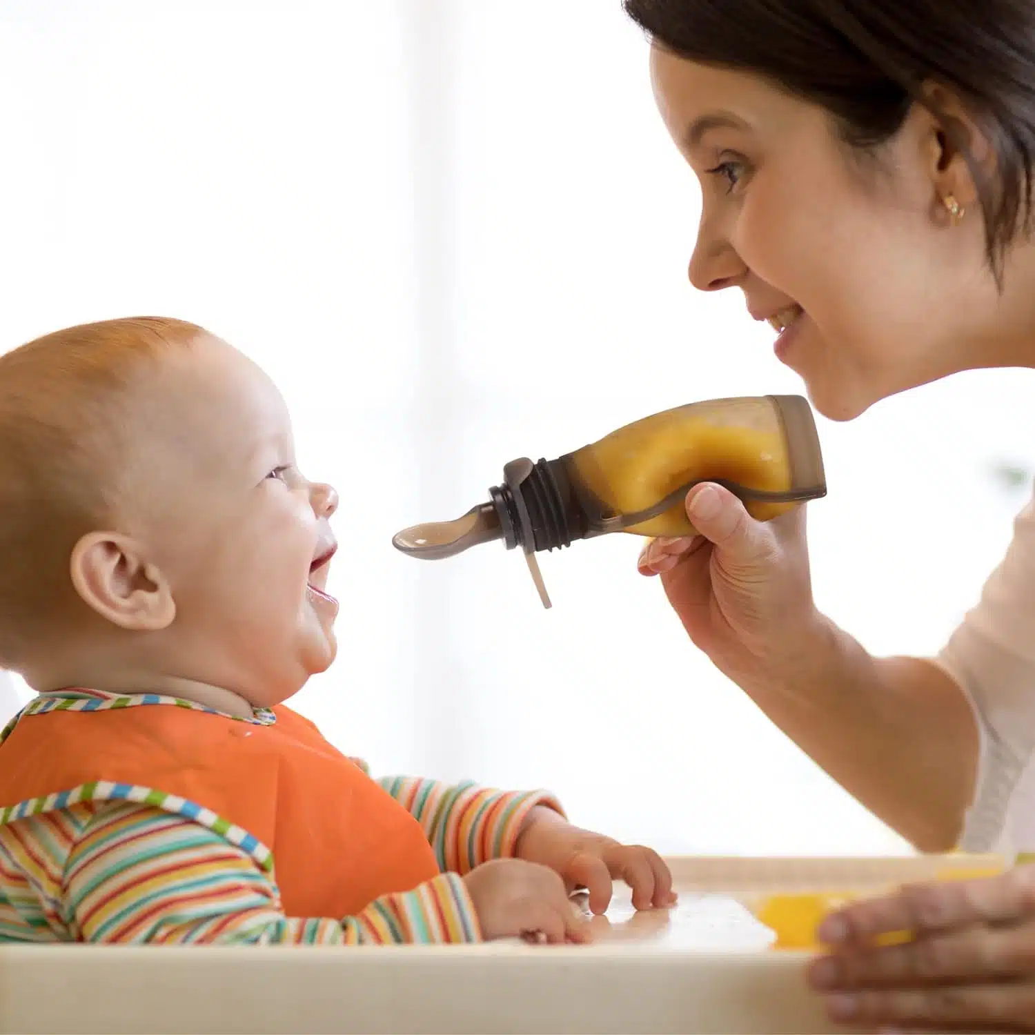 sachet cuillere haakaa mhk154 Nous sommes ravis de vous présenter notre sachet en silicone avec sa cuillère Haakaa, une solution innovante et pratique pour nourrir votre bébé où que vous soyez.