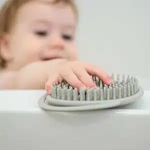 haakaa brosse bebe sge050 sg 4 La <strong data-start="95" data-end="134">brosse shampoing en silicone Haakaa</strong> est l’accessoire indispensable pour prendre soin de votre bébé… et de vous ! Ultra-douce et respectueuse des peaux sensibles, elle nettoie en douceur, masse le cuir chevelu, démêle les cheveux et aide à éliminer les croûtes de lait. Polyvalente, elle s’utilise aussi comme brosse de nettoyage pour la maison. Un indispensable du quotidien !