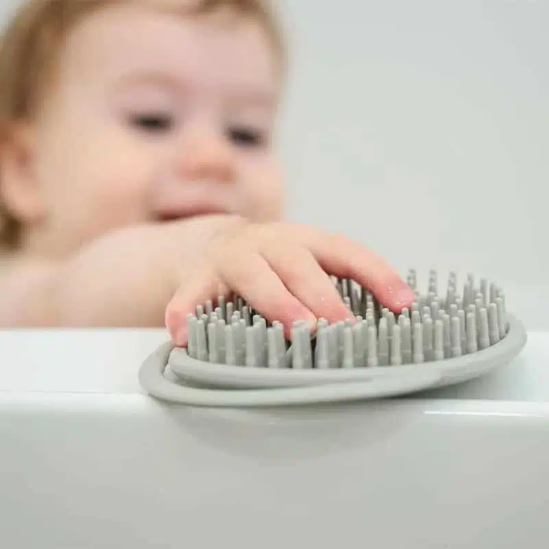 haakaa brosse bebe sge050 sg 4 La <strong data-start="95" data-end="134">brosse shampoing en silicone Haakaa</strong> est l’accessoire indispensable pour prendre soin de votre bébé… et de vous ! Ultra-douce et respectueuse des peaux sensibles, elle nettoie en douceur, masse le cuir chevelu, démêle les cheveux et aide à éliminer les croûtes de lait. Polyvalente, elle s’utilise aussi comme brosse de nettoyage pour la maison. Un indispensable du quotidien !