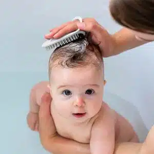 haakaa brosse bebe sge050 sg 6 La <strong data-start="95" data-end="134">brosse shampoing en silicone Haakaa</strong> est l’accessoire indispensable pour prendre soin de votre bébé… et de vous ! Ultra-douce et respectueuse des peaux sensibles, elle nettoie en douceur, masse le cuir chevelu, démêle les cheveux et aide à éliminer les croûtes de lait. Polyvalente, elle s’utilise aussi comme brosse de nettoyage pour la maison. Un indispensable du quotidien !