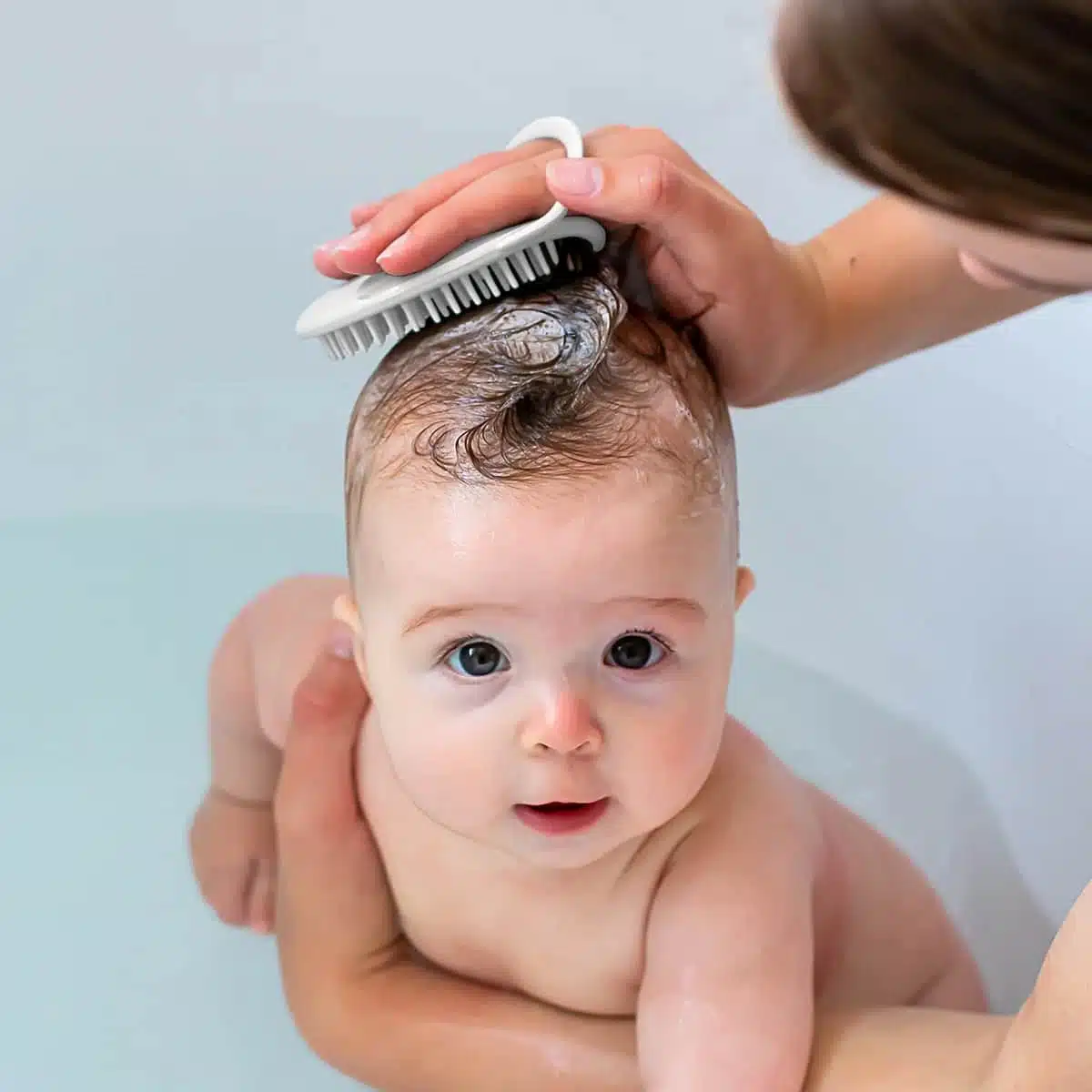 haakaa brosse bebe sge050 sg 6 La <strong data-start="95" data-end="134">brosse shampoing en silicone Haakaa</strong> est l’accessoire indispensable pour prendre soin de votre bébé… et de vous ! Ultra-douce et respectueuse des peaux sensibles, elle nettoie en douceur, masse le cuir chevelu, démêle les cheveux et aide à éliminer les croûtes de lait. Polyvalente, elle s’utilise aussi comme brosse de nettoyage pour la maison. Un indispensable du quotidien !