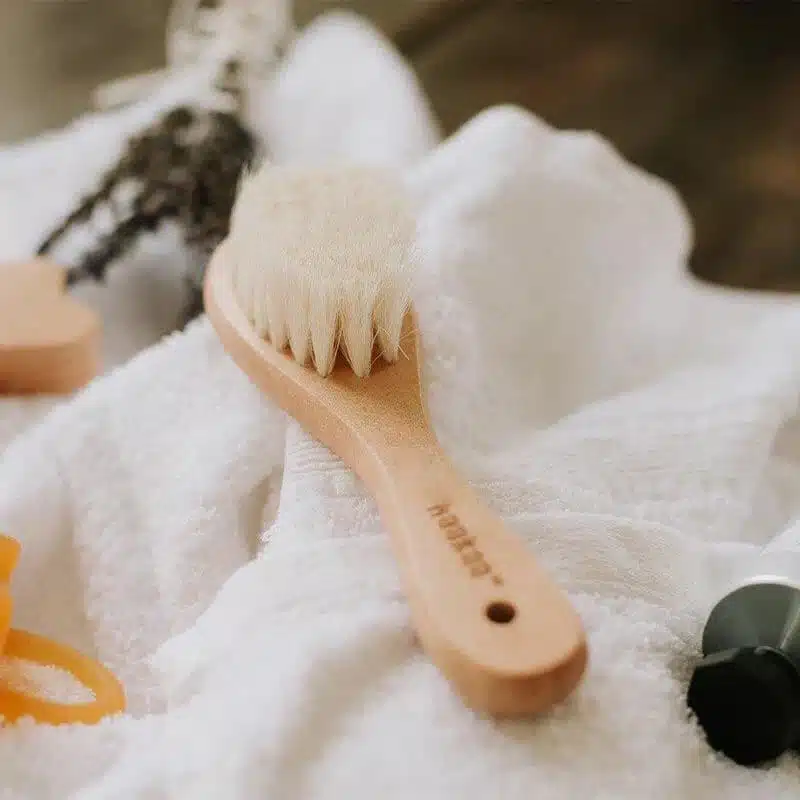 haakaa brosse et pein bois SGE012 2 haakaa brosse et pein bois SGE012 2 Offrez à votre bébé un soin tout en douceur avec le <strong data-start="148" data-end="208">set Brosse et Peigne en Bois avec Laine de Chèvre Haakaa</strong> ! Conçu pour prendre soin du cuir chevelu délicat des tout-petits, ce duo naturel est l’accessoire parfait pour un moment de tendresse et de bien-être.