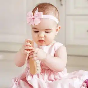 Brosse en Laine et Peigne en Bois Haakaa – Douceur et Soin Naturel pour Bébé 5 Offrez à votre bébé un soin tout en douceur avec le <strong data-start="148" data-end="208">set Brosse et Peigne en Bois avec Laine de Chèvre Haakaa</strong> ! Conçu pour prendre soin du cuir chevelu délicat des tout-petits, ce duo naturel est l’accessoire parfait pour un moment de tendresse et de bien-être. haakaa brosse et pein bois SGE012 4 Offrez à votre bébé un soin tout en douceur avec le <strong data-start="148" data-end="208">set Brosse et Peigne en Bois avec Laine de Chèvre Haakaa</strong> ! Conçu pour prendre soin du cuir chevelu délicat des tout-petits, ce duo naturel est l’accessoire parfait pour un moment de tendresse et de bien-être.