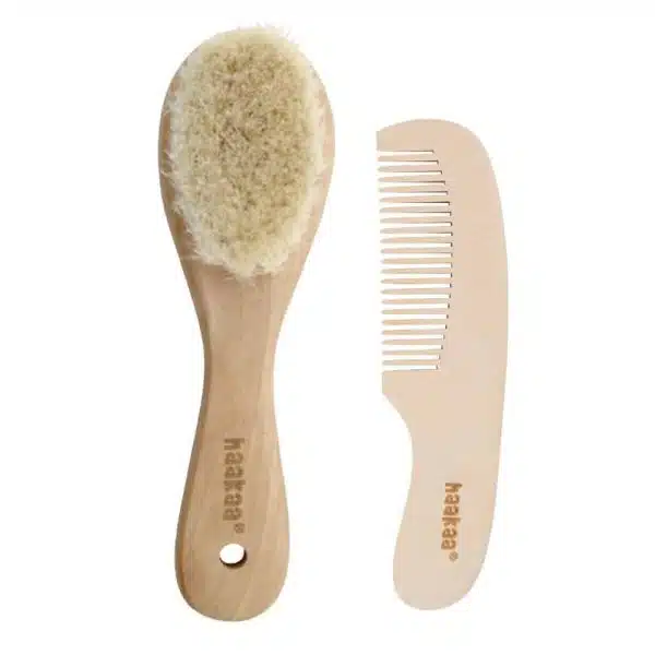 haakaa brosse et pein bois SGE012 haakaa brosse et pein bois SGE012 Offrez à votre bébé un soin tout en douceur avec le <strong data-start="148" data-end="208">set Brosse et Peigne en Bois avec Laine de Chèvre Haakaa</strong> ! Conçu pour prendre soin du cuir chevelu délicat des tout-petits, ce duo naturel est l’accessoire parfait pour un moment de tendresse et de bien-être.